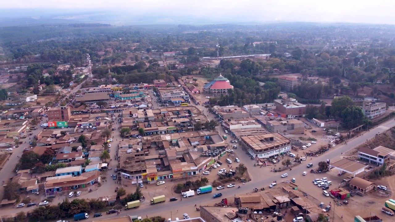 Filmato aereo con drone della vivace città di Loitokitok e del mercato all'aperto in Kenya, che mostra commercianti, bancarelle, commercio locale e uno dei centri di mercato più trafficati del Kenya meridionale