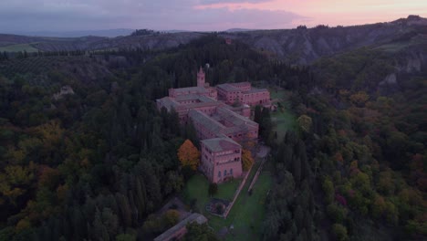 Mittelalterliches-Benediktinerkloster-Aus-Rotem-Backstein-Auf-Einem-Waldhügel-Bei-Farbenfrohem-Sonnenaufgang