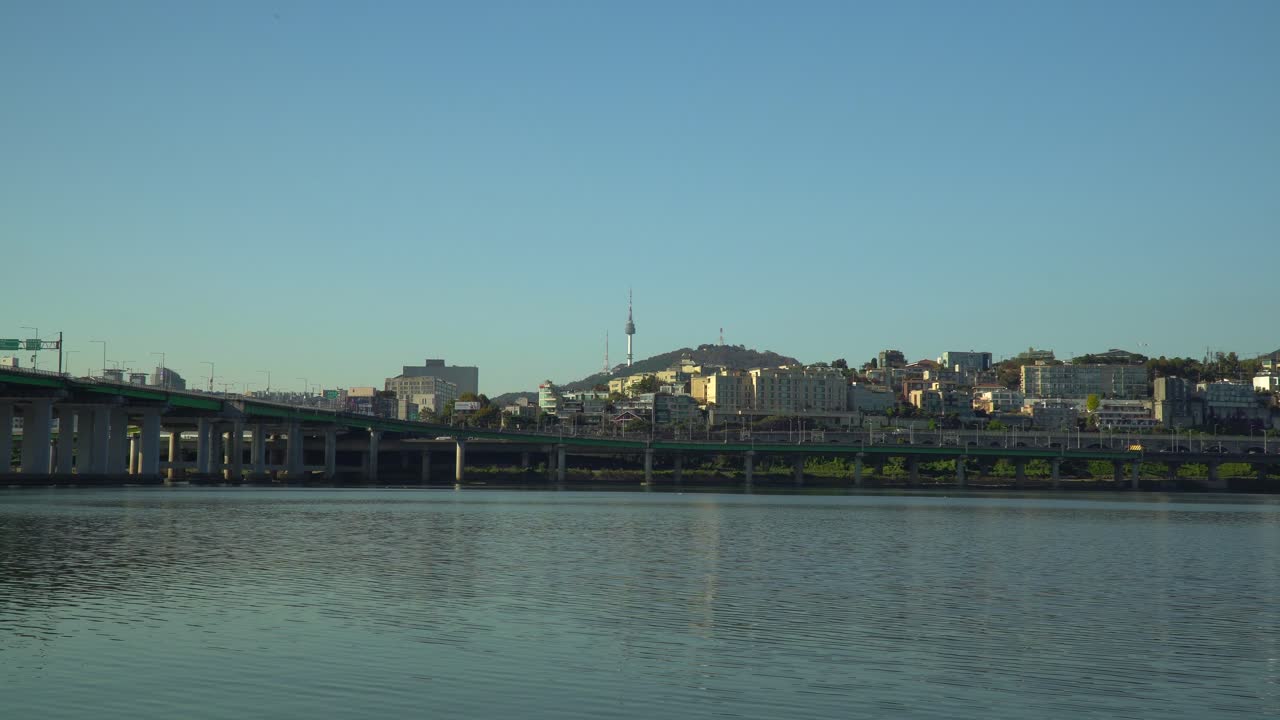 강변 고속도로와 남산서울타워를 배경으로 서울 한강의 흐르는 물