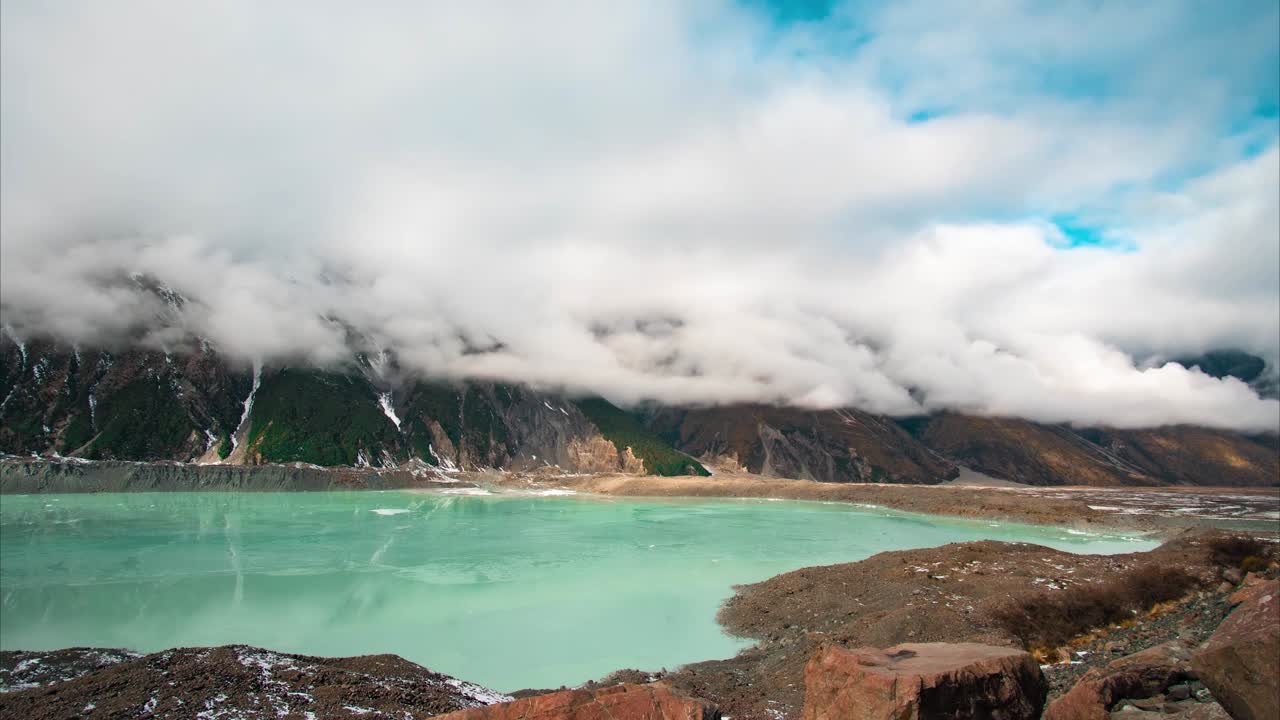 화창한 날 마운트 쿡 빙하 레이커를 지나는 구름의 시간 경과