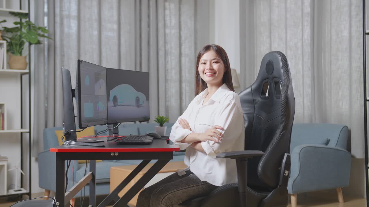 아시아 여성 자동차 디자이너는 스튜디오의 데스크 컴퓨터에서 ev 자동차의 3d 모델을 작업하는 동안 팔을 고 카메라에 미소 짓고 있습니다.