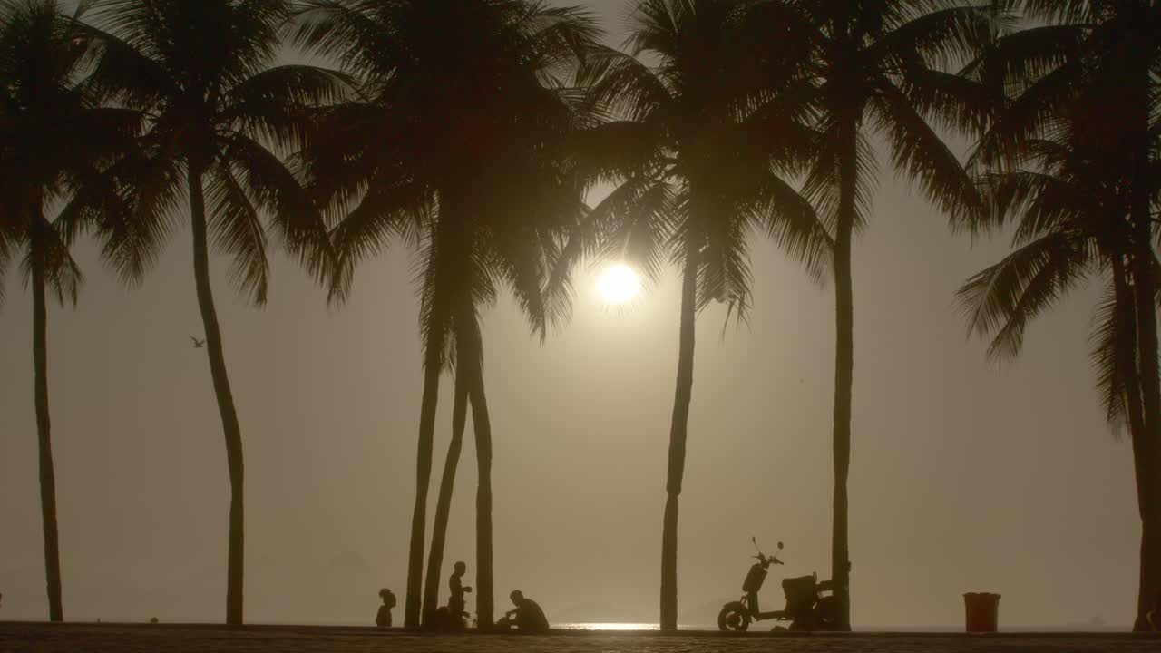 hermoso paisaje tropical, iluminación de la luz del sol, siluetas de personas