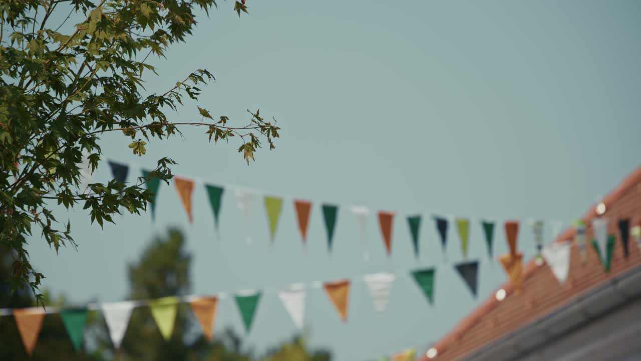 vibrante bunting bajo cielos despejados en el spancirfest en varazdin croacia