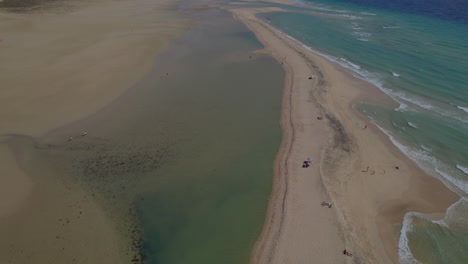 Playa-De-Sotavento,-Fuerteventura:-Maravillosa-Vista-Aérea-Viajando-A-La-Fantástica-Playa-Y-Gente-Disfrutando-Del-Día