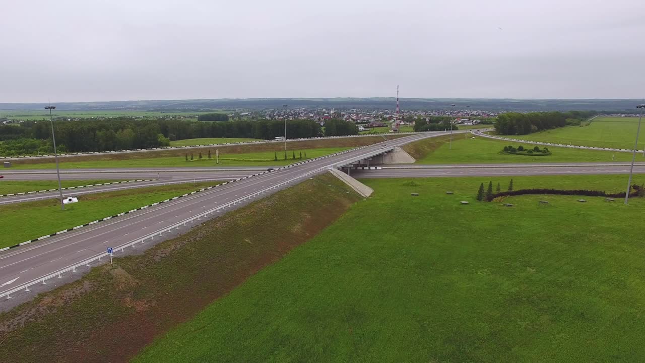 고속도로 교차로에서 볼 수 있습니다.