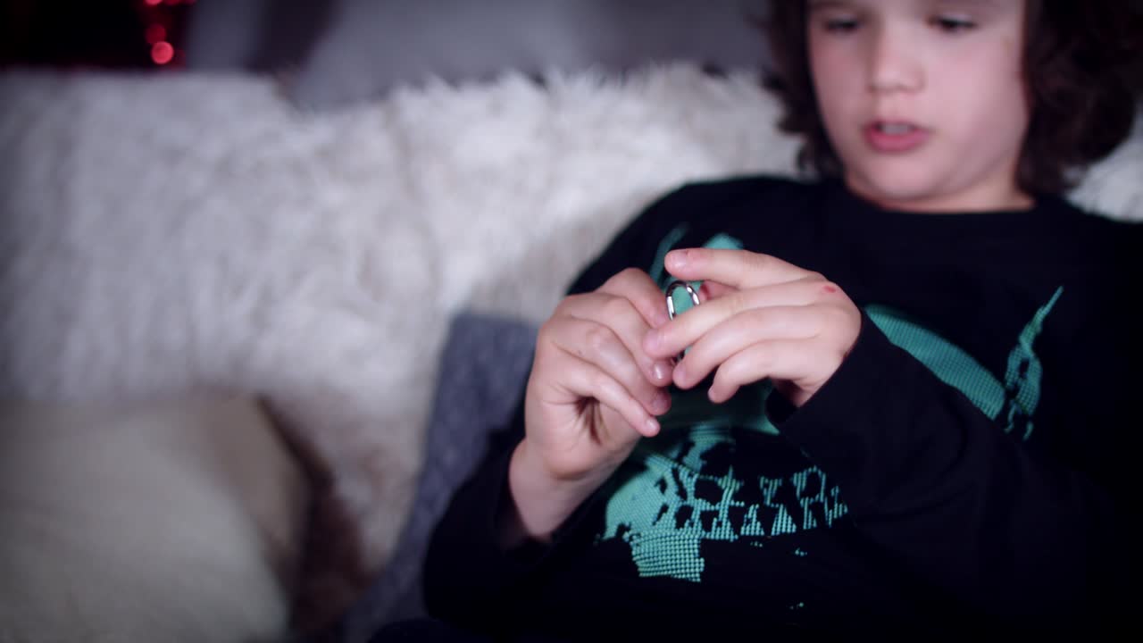 4k de manos de niños jugando con rompecabezas de metal para el cerebro teaser