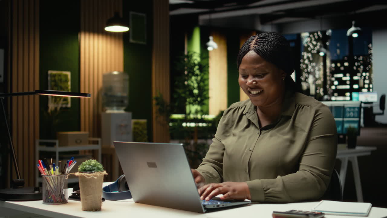 Tactical businesswoman getting a new clever idea at night time
