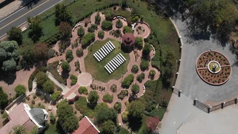 Ein-Drohnenschuss-Nähert-Sich-Einem-Garten,-Einem-Empfangsort-In-Cherry-Valley,-Kalifornien,-Im-Riverside-County