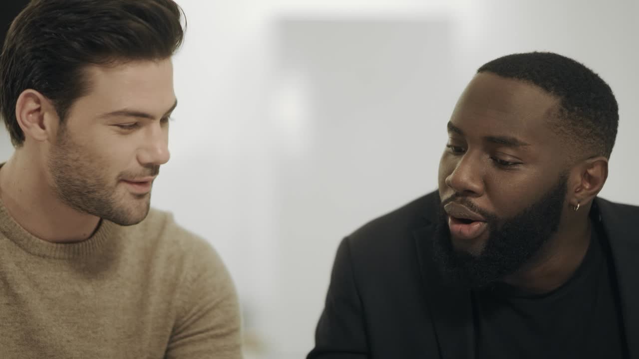 dos colegas obteniendo resultados positivos del proyecto en la oficina.