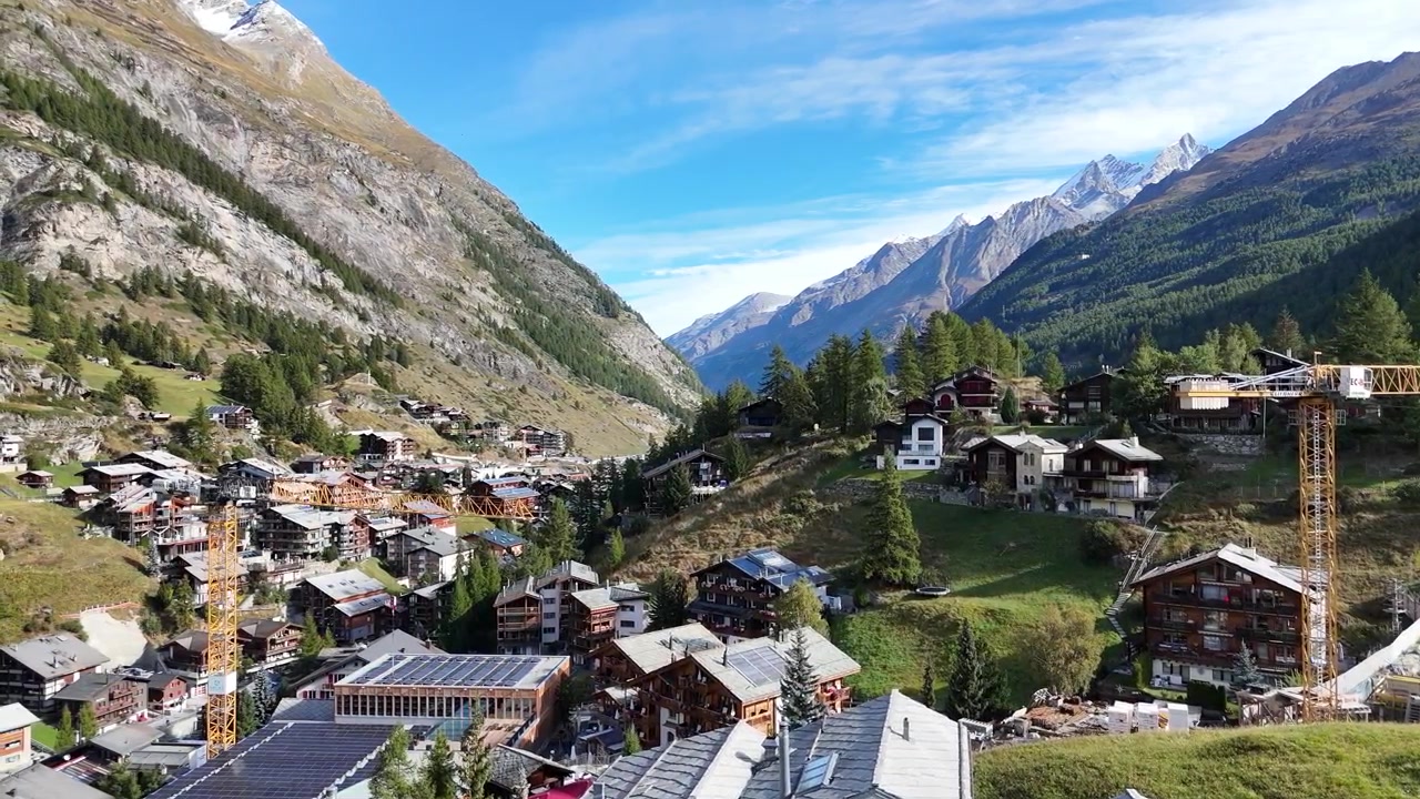 İsviçre'deki Zermatt kayak merkezi kasabası ve sarp zirveler.