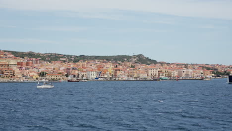 Ruhige-Mediterrane-Meereslandschaft-Mit-Küstenstadt-La-Maddalena