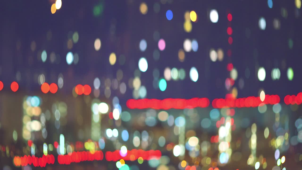 밤의 도시 불빛의 흐릿한 그림