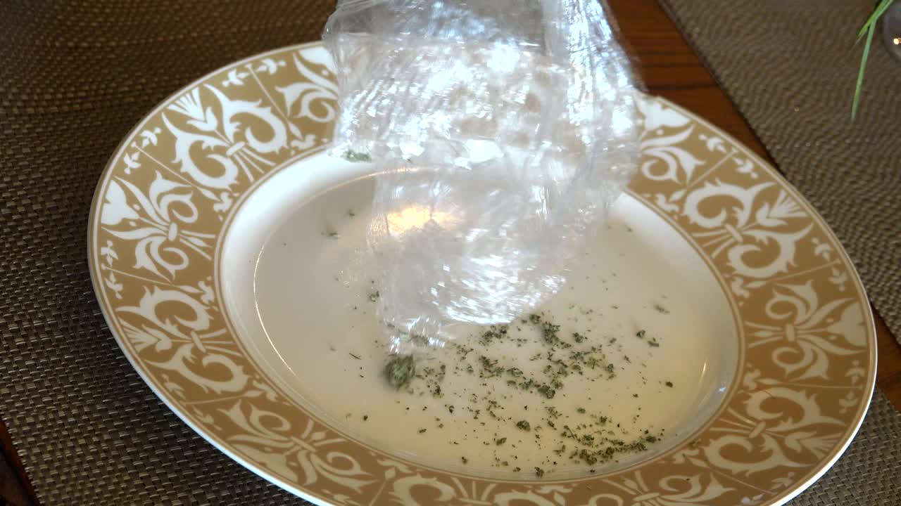 마리화나를 접시 위에 버리는 아프리카계 미국인 여성