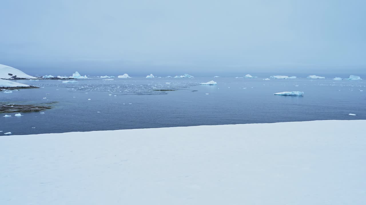남극의 빙산과 함께 눈 인 겨울 풍경, 남극 반도의 눈과 빙산 풍경, 대륙에서 바다로 바라보는 바다 물, 남극 육지