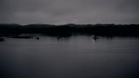 Un-Barco-De-Pesca-Solitario-En-La-Noche-En-Un-Fiordo-A-Lo-Largo-De-La-Costa-Sur-De-Alaska