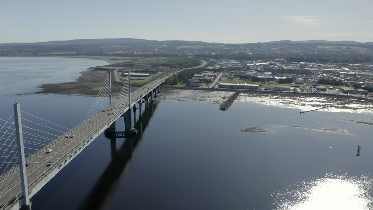 Una vista aerea di Inverness con il ponte Kessock a sinistra dell'inquadratura in una soleggiata mattina d'estate.