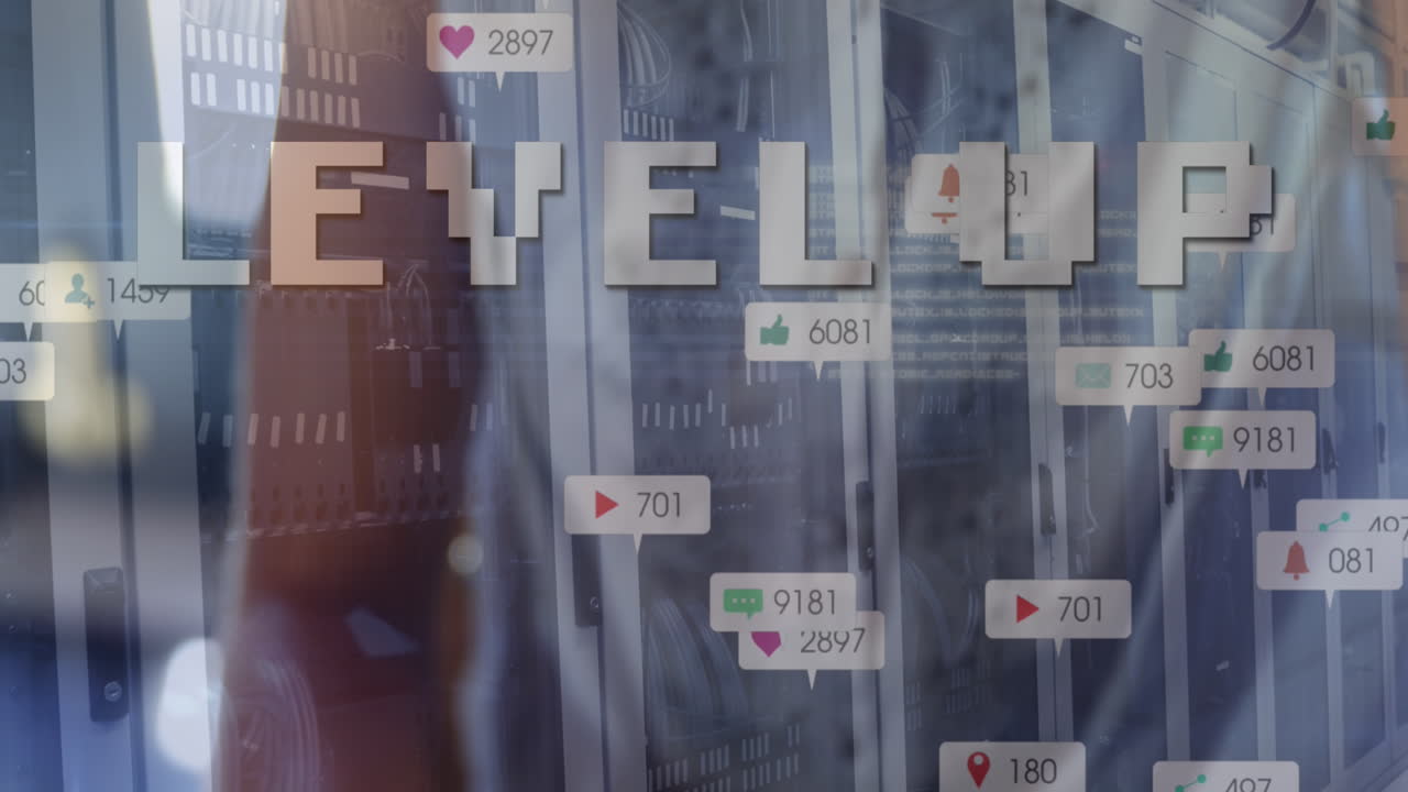 태블릿을 사용하는 두 인종의 여성에 대한 레벨 업 텍스트 및 미디어 아이콘의 애니메이션