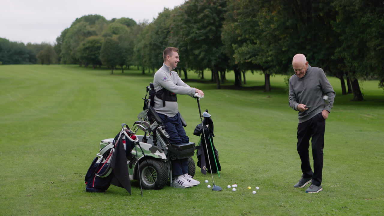 두 남자가 골프장에서 골프를 치고 있다.