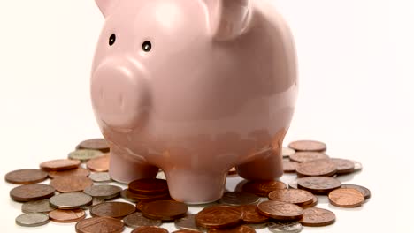 alcancía girando sobre centavos