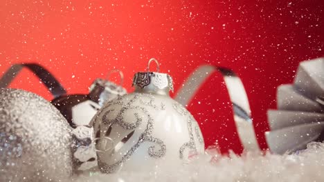 Nieve-Que-Cae-Con-Decoración-De-Adornos-Navideños.