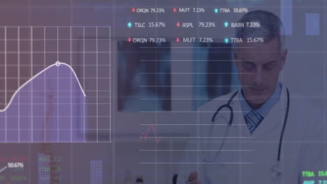 animación del procesamiento de datos sobre un médico caucásico con un archivo