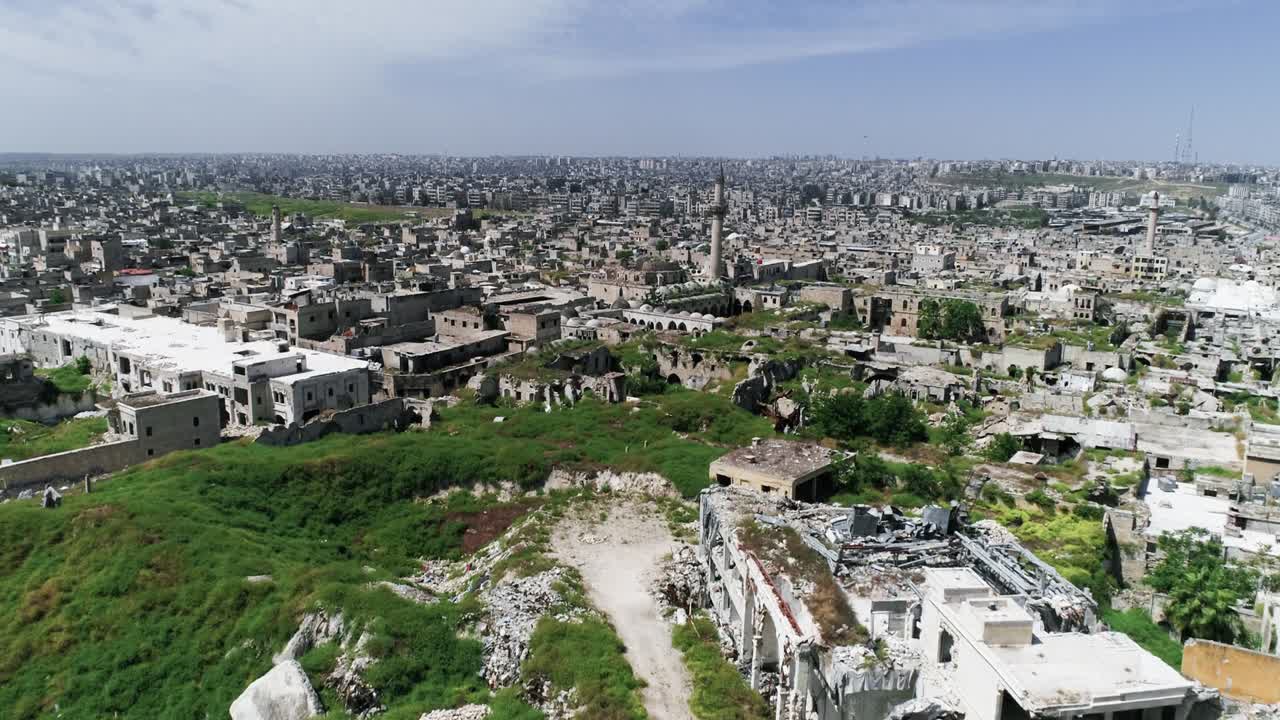 시리아 알레포의 중심에 있는 고대 도시, 전쟁이 끝난 지 10년도 지나지 않아도 여전히 파괴된 건물들을 볼 수 있습니다.