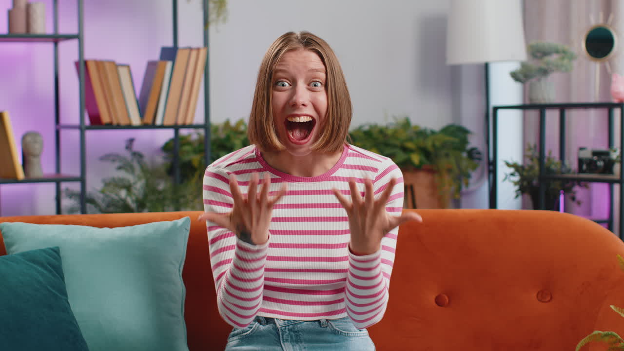 행복한 흥분한 젊은 여성 갑작스러운 승리로 놀란 좋은 승리 소식 축하 와우 반응