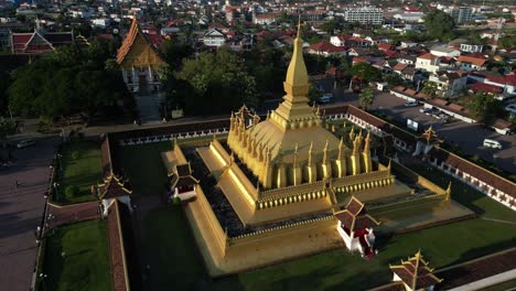 Toma-Aérea-De-Un-Dron-De-La-Estupa-Dorada-De-Phha-That-Luang-En-Vientiane,-Laos