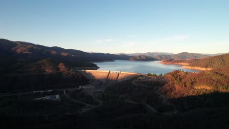 Lake-Shasta-Bei-Sonnenuntergang