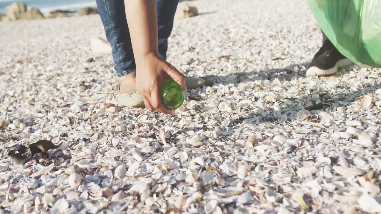 시니어 아프리카계 미국인 커플의 낮은 섹션 해변 청소, 슬로우 모션