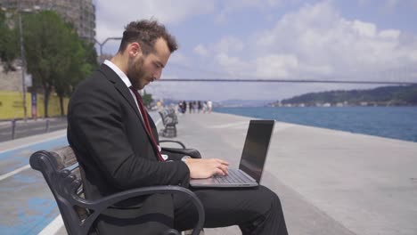 Der-Geschäftsmann-Konzentrierte-Sich-Auf-Seine-Arbeit-An-Seinem-Laptop.-Zeitlupe.