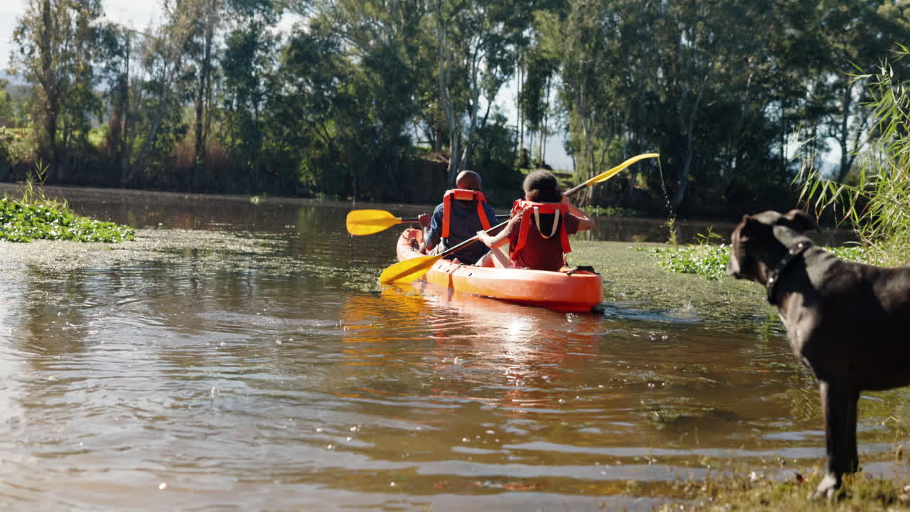 Coppia, kayak e remata sul lago