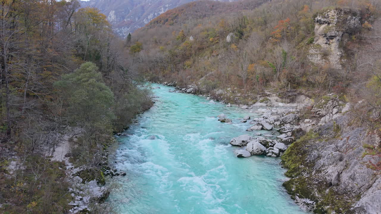 Splendide acque turchesi del fiume Soca che scorrono attraverso un canyon roccioso. Maestoso paesaggio montano nel Parco Nazionale del Triglav, Slovenia.