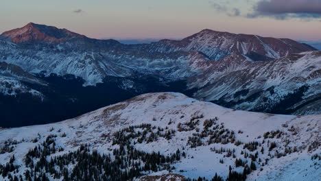 Mount-Yale-Colligate-Peaks-Erster-Schnee-Goldene-Stunde-Luftbild-Drohne-Dramatisch-Rocky-Mountains-Sonnenuntergang-Rosa-Orange-Rot-Atemberaubend-Eiskalt-Gefroren-Monarch-Pass-Salina-Buena-Vista-Colorado-Kreis