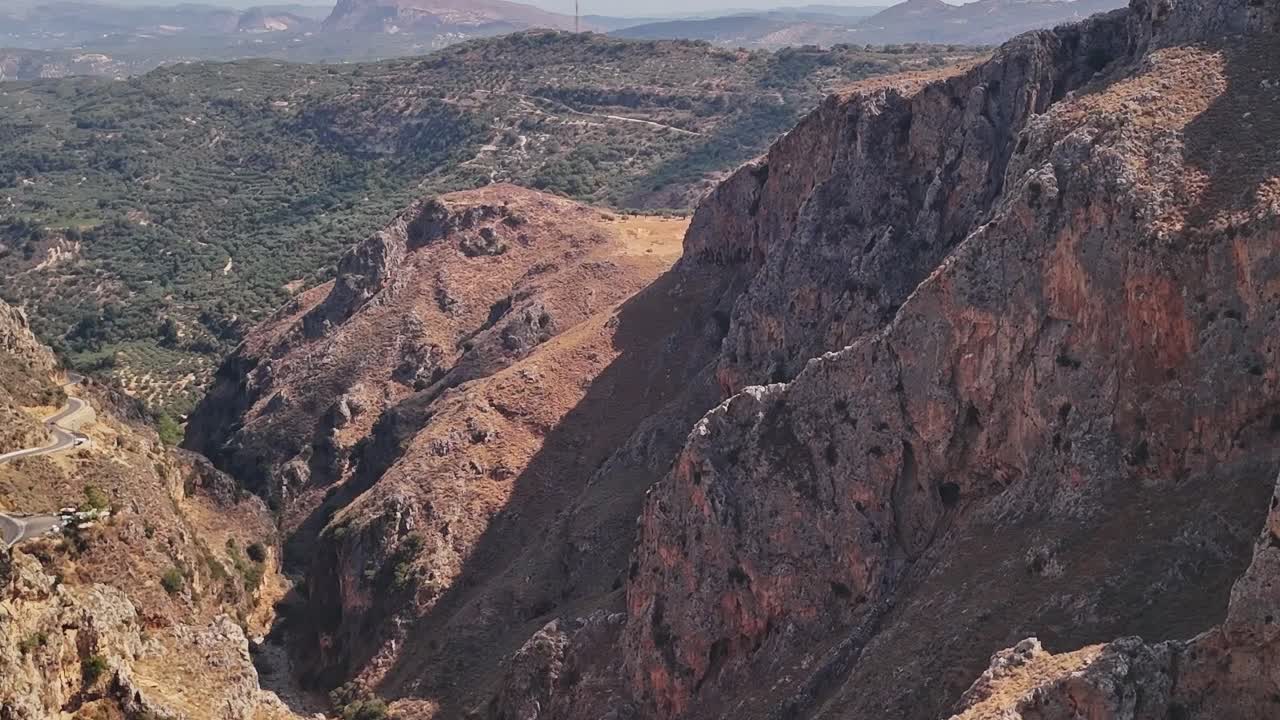 Vista panoramica di un canyon roccioso e strada tortuosa a Creta