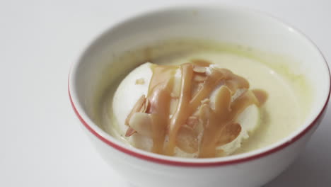 Französisches-Traditionelles-Dessert-„Ile-Flottante“-Löffel-Hineingehen