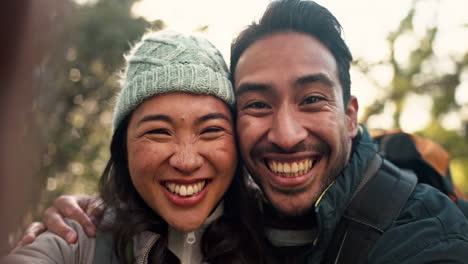 Videollamada,-Sonrisa-Y-Caminata-Con-Pareja-En-La-Naturaleza