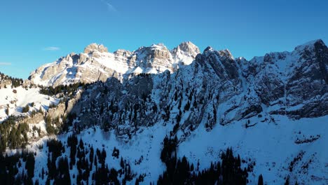 Fronalpstock-Suiza-Glarus-Hermoso-Vuelo-Azul-Soleado-Hacia-Los-Alpes-Suizos