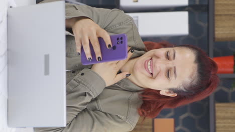 video vertical de una mujer de negocios que le gusta la aplicación móvil desde el teléfono.