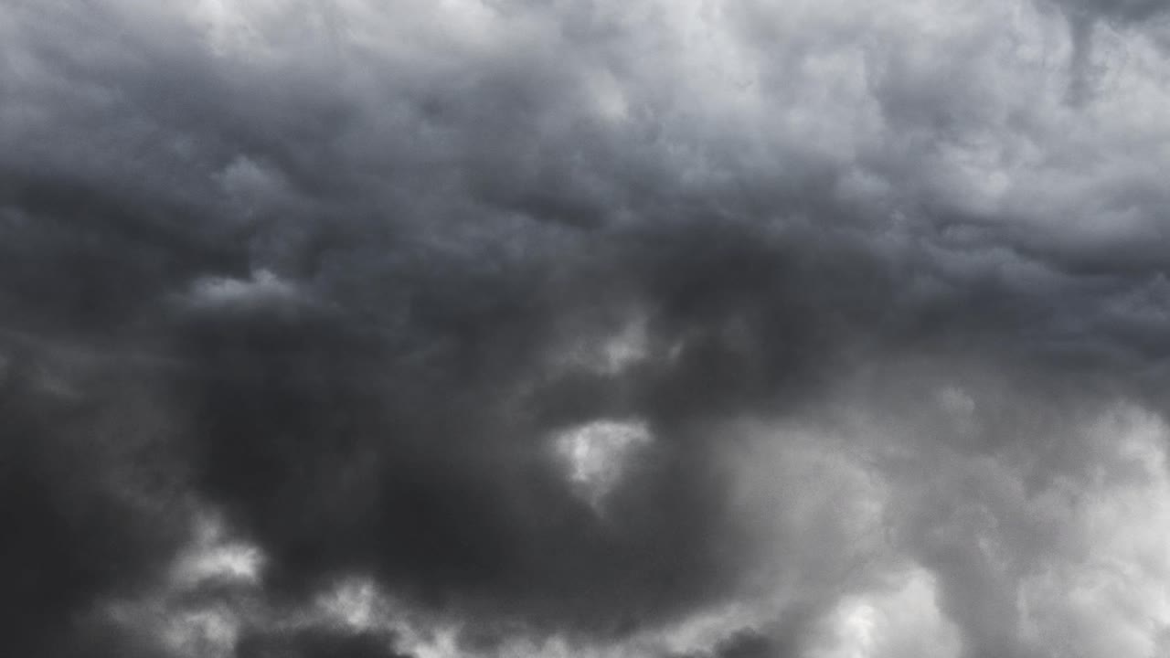cielo nublado oscuro y tormenta eléctrica