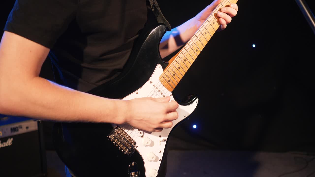Band rock konser tampil di panggung dengan dua penyanyi gitaris elektrik. Video musik grup punk, heavy metal, atau rock. Band yang terdiri dari dua pria bermain instrumen dalam gerakan lambat