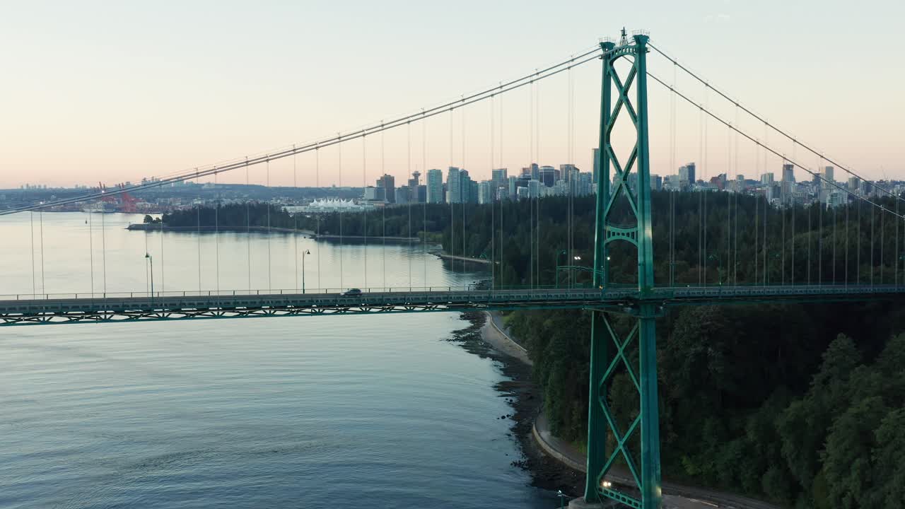 라이온스 게이트 브릿지 드론 공중 뒤의 아름다운 밴쿠버 도시 공개