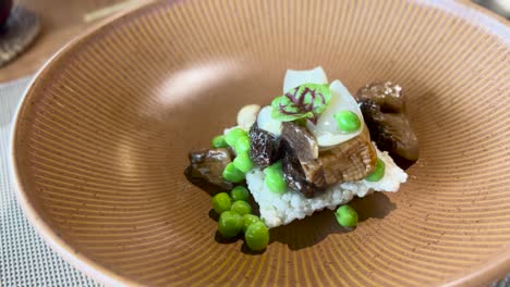 Aperitivo-Vegano-De-Alta-Cocina-Con-Champiñones,-Guisantes-Y-Galletas-De-Arroz.