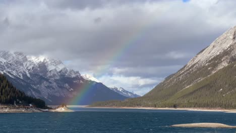 Arco-Iris-Sobre-Un-Lago-De-Color-Azul-En-Las-Montañas-De-Kananaskis,-Montañas-Rocosas-Canadienses