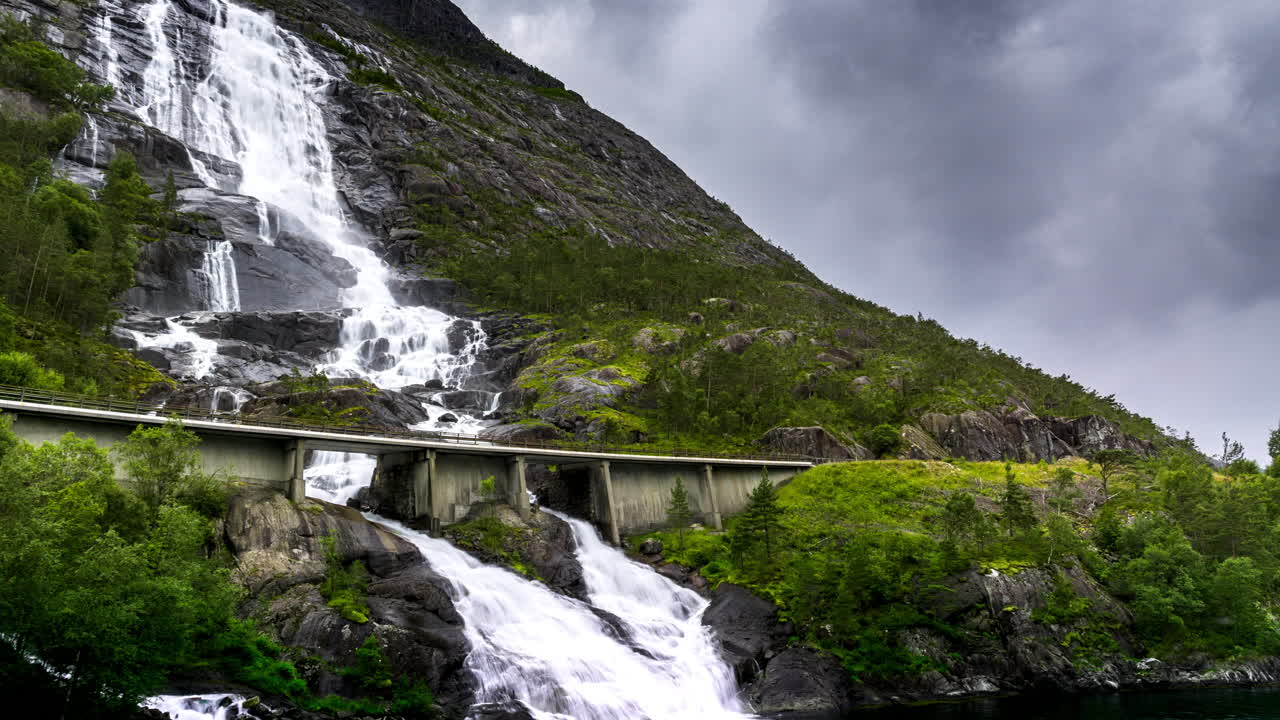 escénica cascada de langefoss en cascada por la ladera rocosa de la montaña
