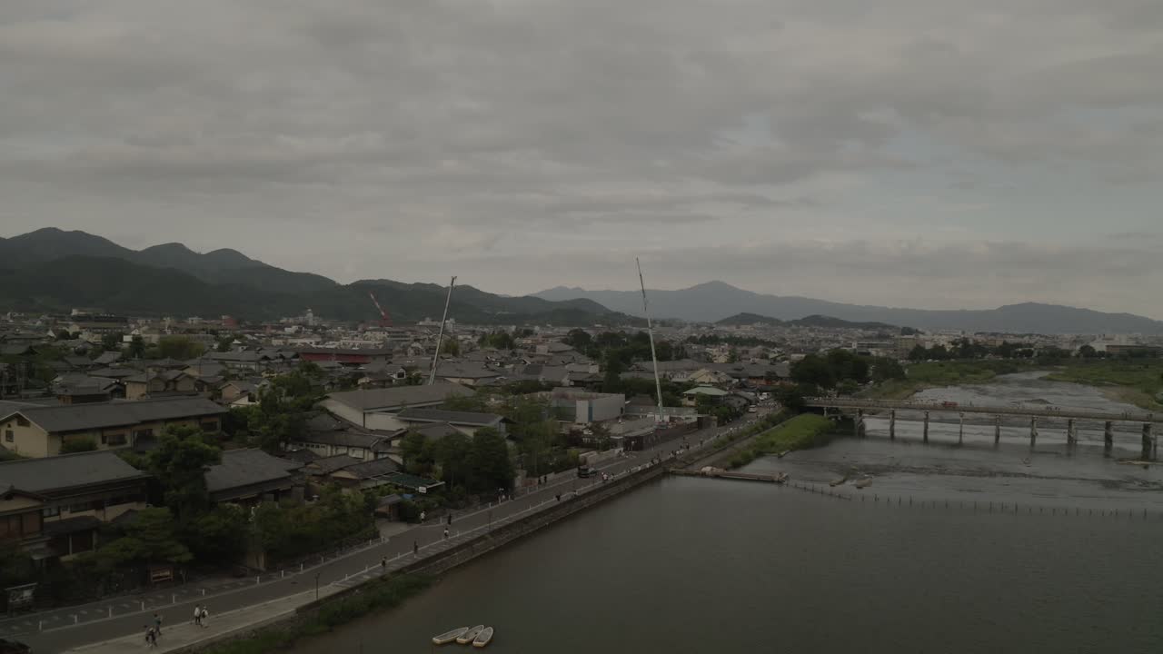 toma aérea de kyoto con drones al atardecer cerca de un río, japón, asia
