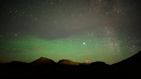 Zeitraffer-Von-Sternen-über-Der-Karoo-Landschaft-Mit-Einem-Sendemast-Mit-Roten-Lichtern-Im-Hintergrund