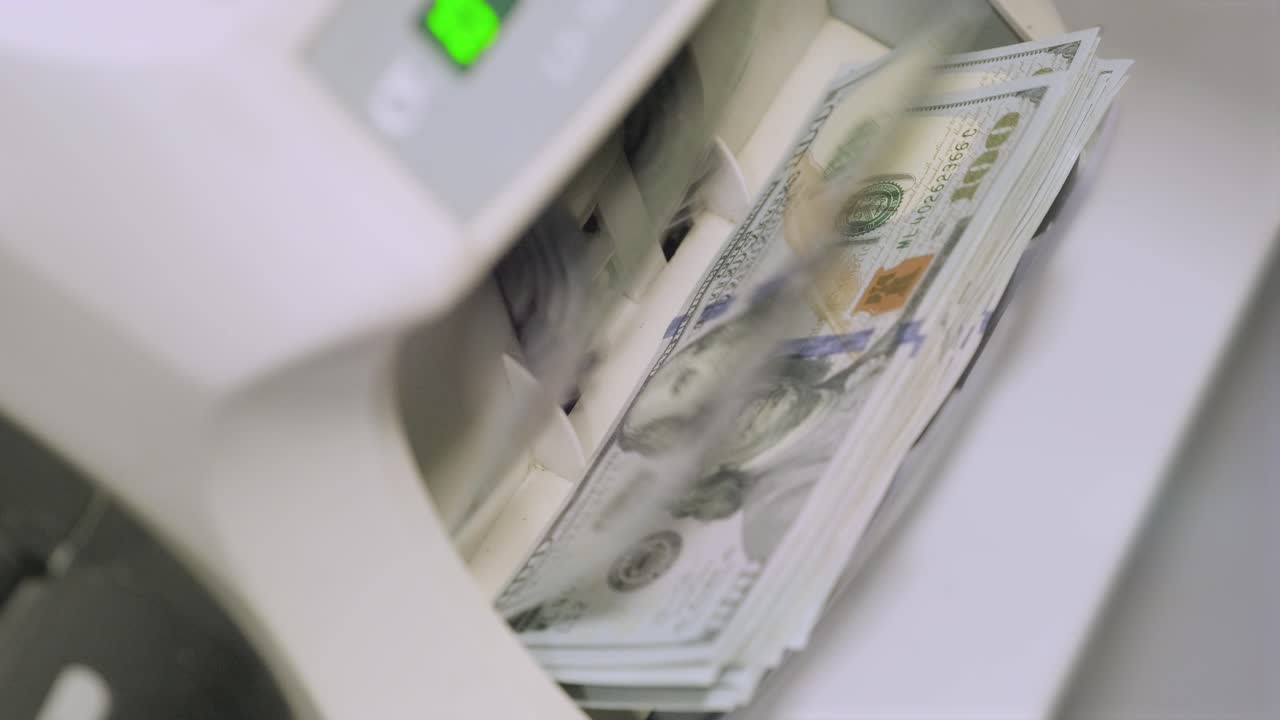 La macchina contabanote conta banconote da dollaro. Mille dollari. Cento dollari.