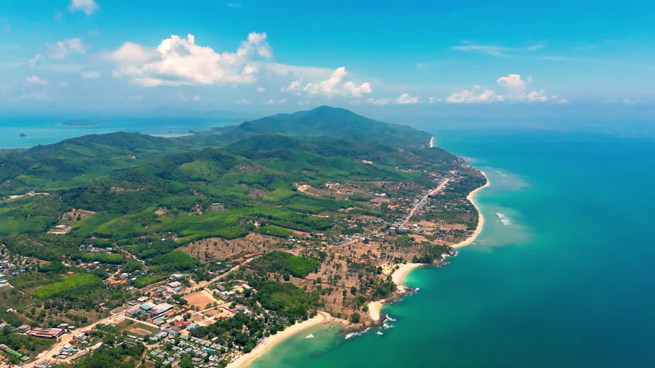 태국 남부의 크라비에 있는 코 란타 섬의 아름다운 해변과 산을 한눈에 볼 수 있는 4k 영화적 자연 드론 영상입니다.