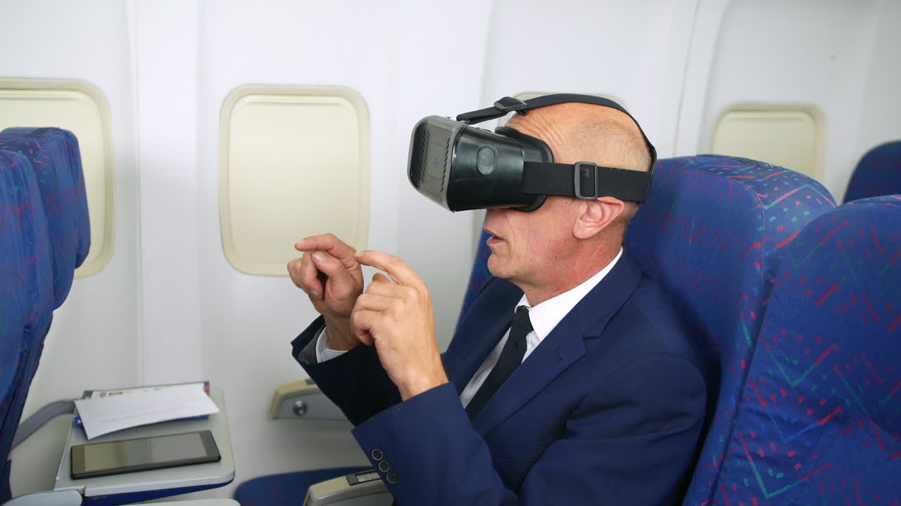 usando un auricular de realidad virtual en un avión